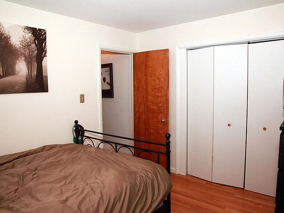 4th image of 1419 W Farnum Ave