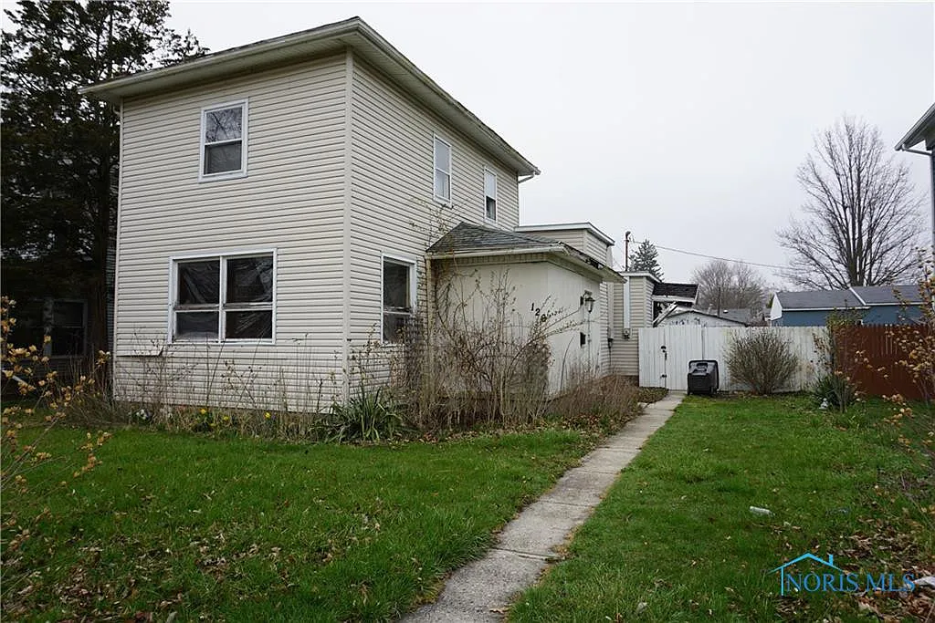 126 W Walnut St photo 1