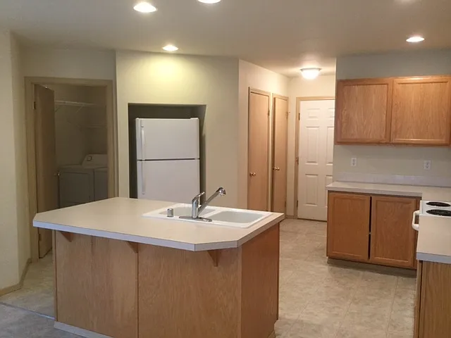 3 bed, 2.5 bath, 1600 sqft, $2,660 — Photo 3