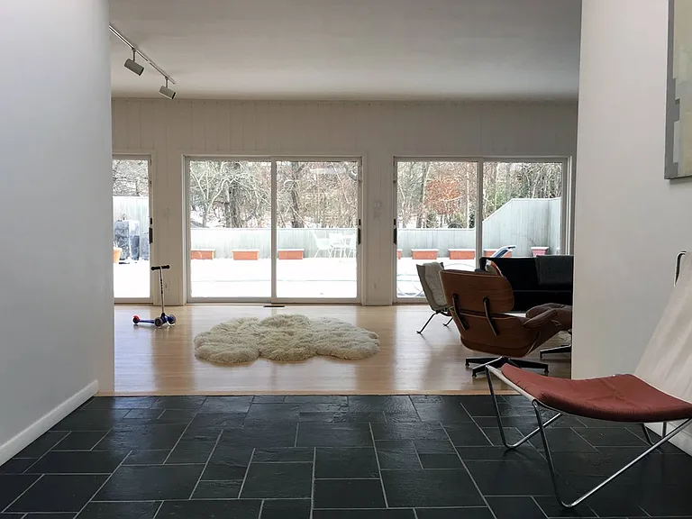 115 Runnymeade Dr — Photo 3