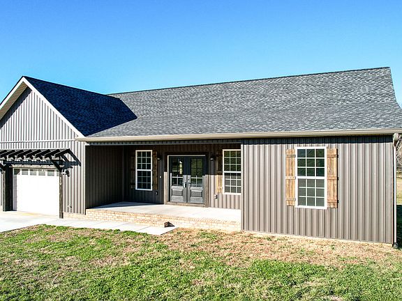 4th image of 210 Emperor Ln