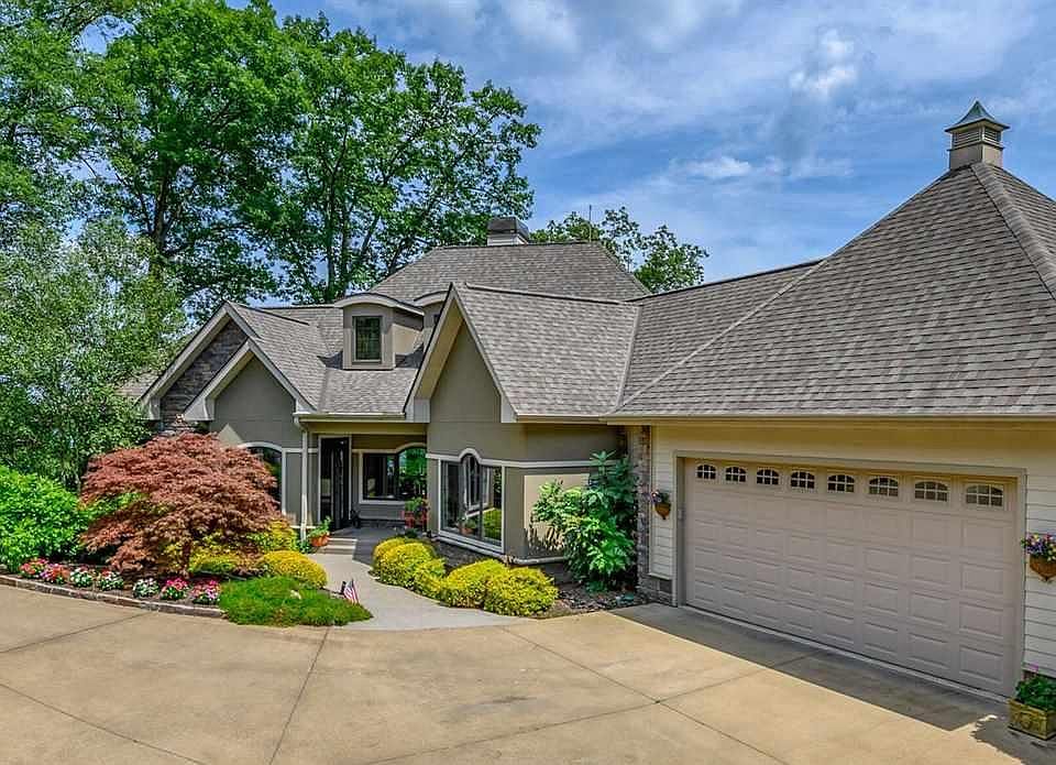 1st image of 220 Yellowroot Ln