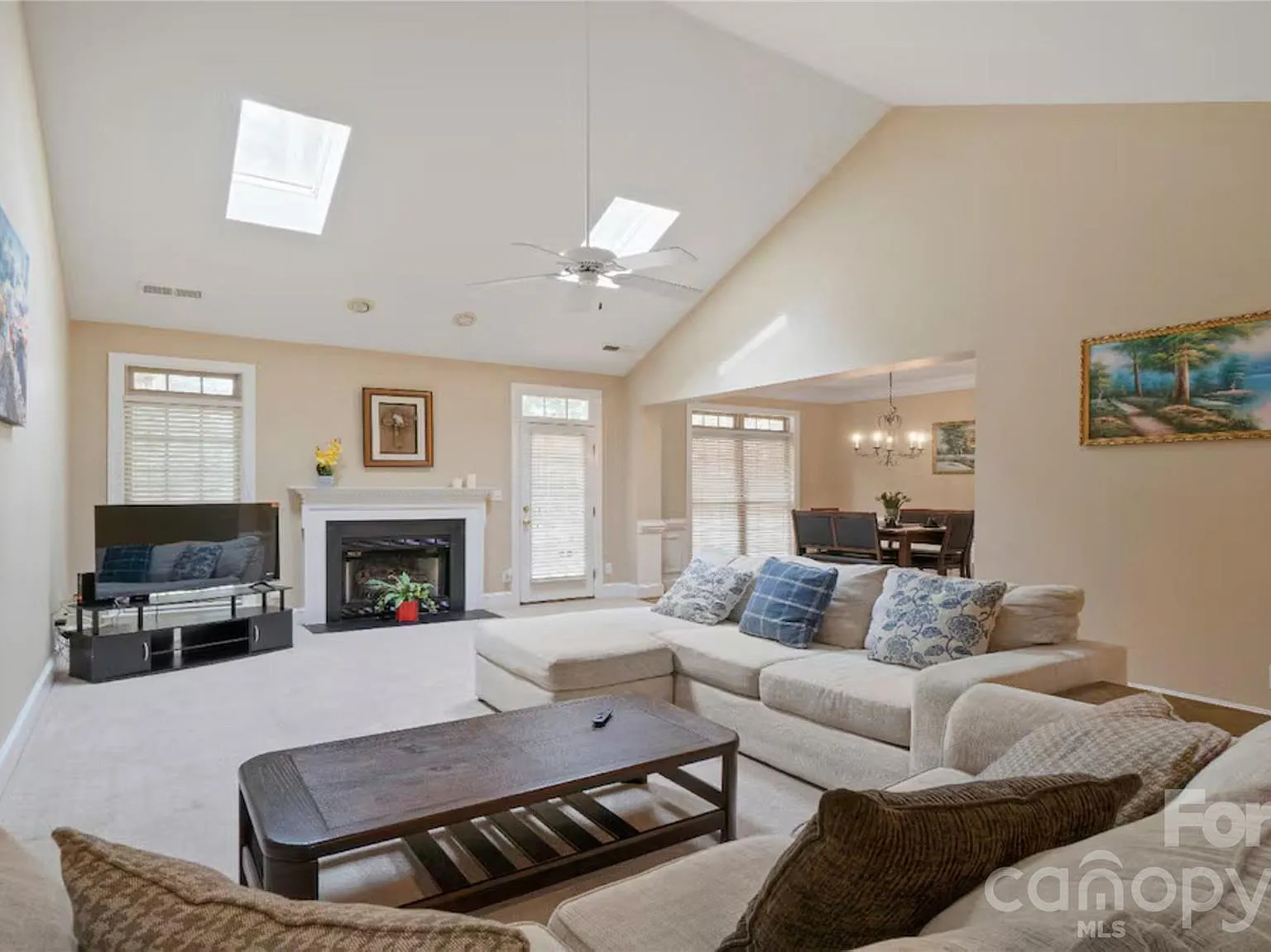 3 bed, 2.0 bath, 2000 sqft, $2,700 — Photo 2