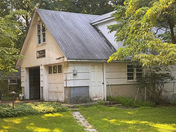 4th image of 245 Zukor Road