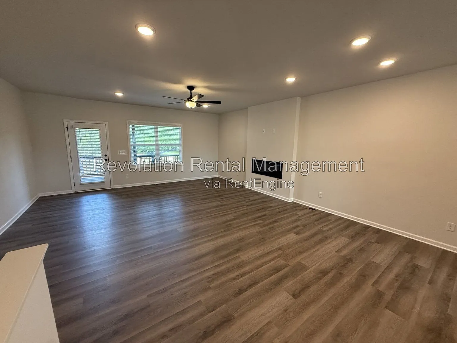 3 bed, 3.5 bath, 1919 sqft, $2,100 — Photo 2