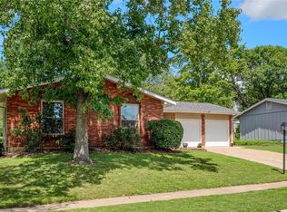 907 Queensbridge Rd, Ballwin, MO 63021