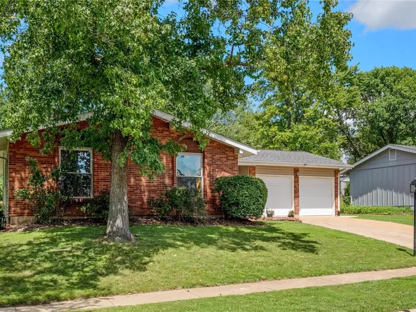 907 Queensbridge Rd, Ballwin, MO 63021