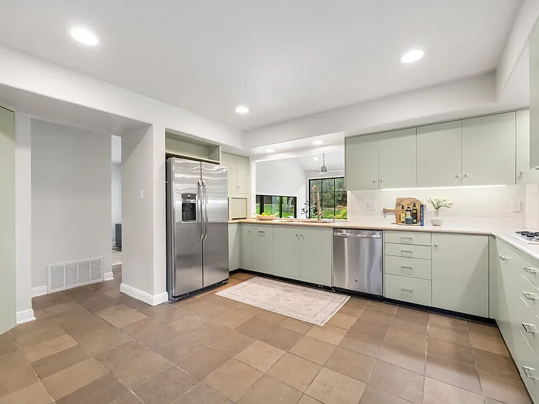 306 Pleasant Dr — Photo 10