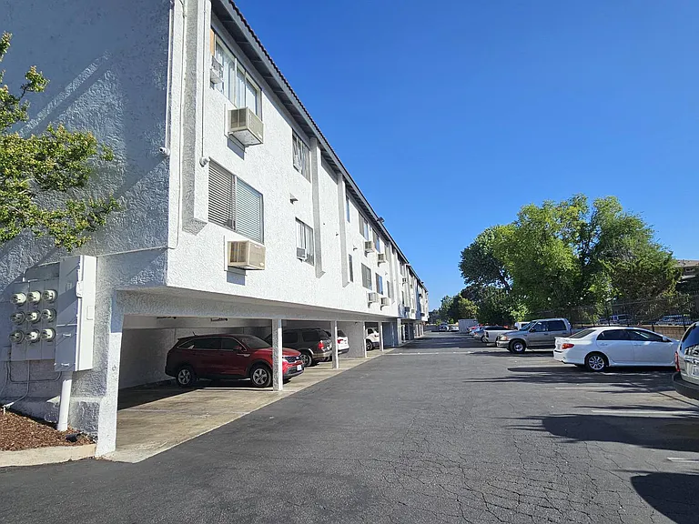 Alturas Paso Robles Apartment Homes — Photo 15