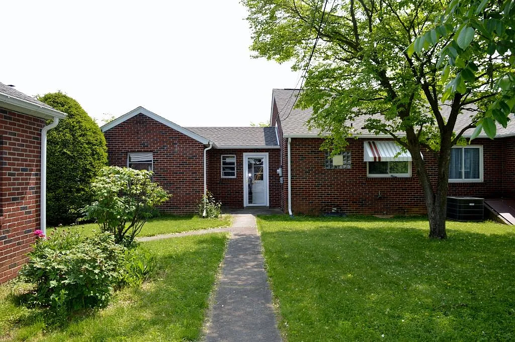 3 bed, 2500 sqft, $2,850 — Photo 4