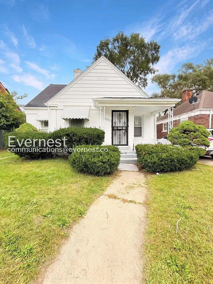 3 bed, 1.0 bath, 1002 sqft, $1,375 — Photo 1