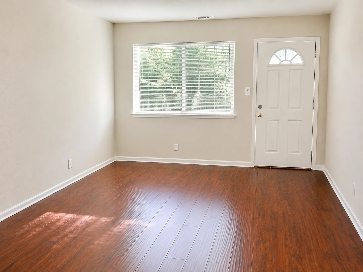 Very Nice 3 bedroom 1 bathroom duplex — Photo 3