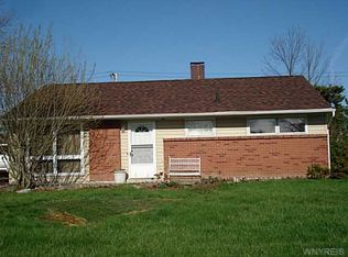 77 Schwegler Rd, Grand Island, NY 14072