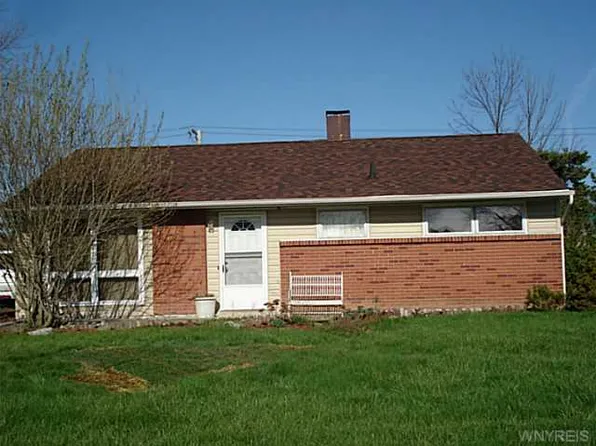 77 Schwegler Rd, Grand Island, NY 14072