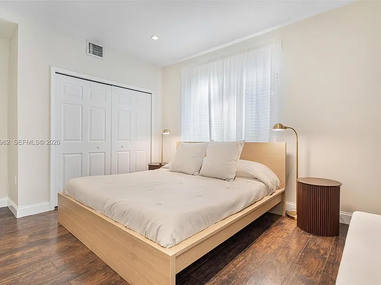 920 SW 9th St — Photo 16