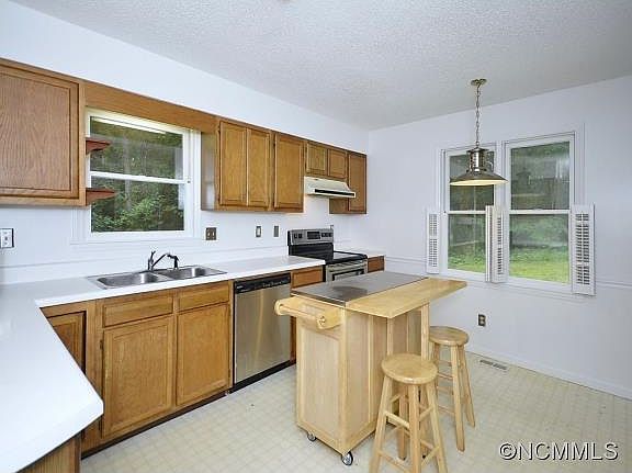 5th image of 150 Larchmont Dr