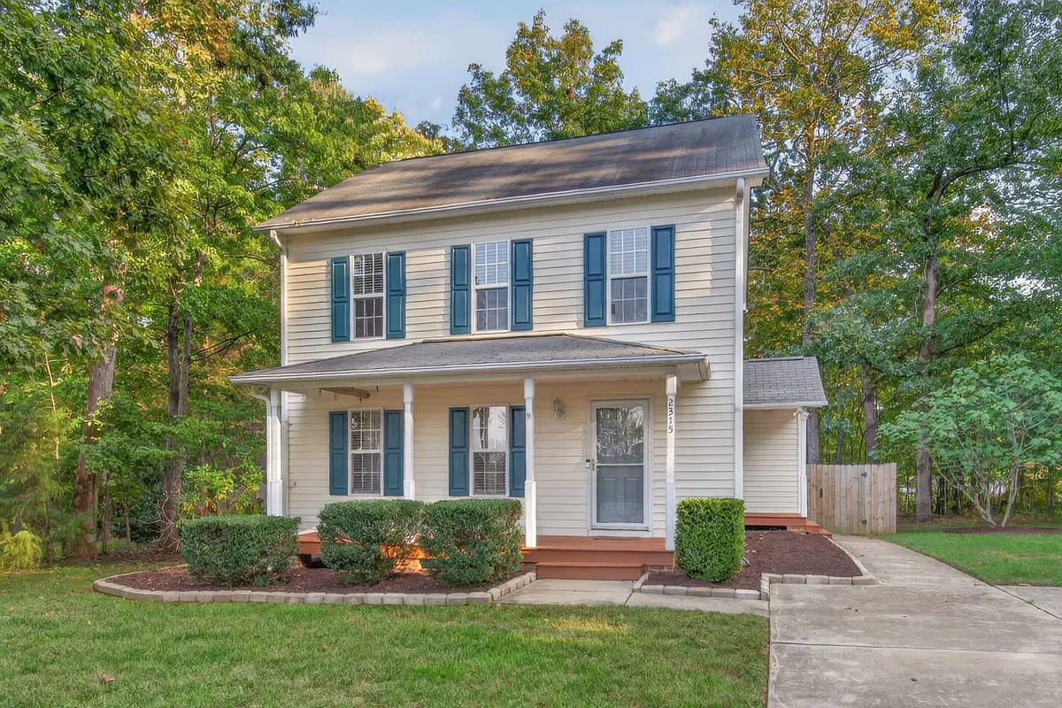 3 bed, 2.5 bath, 1469 sqft, $2,100 — Photo 1