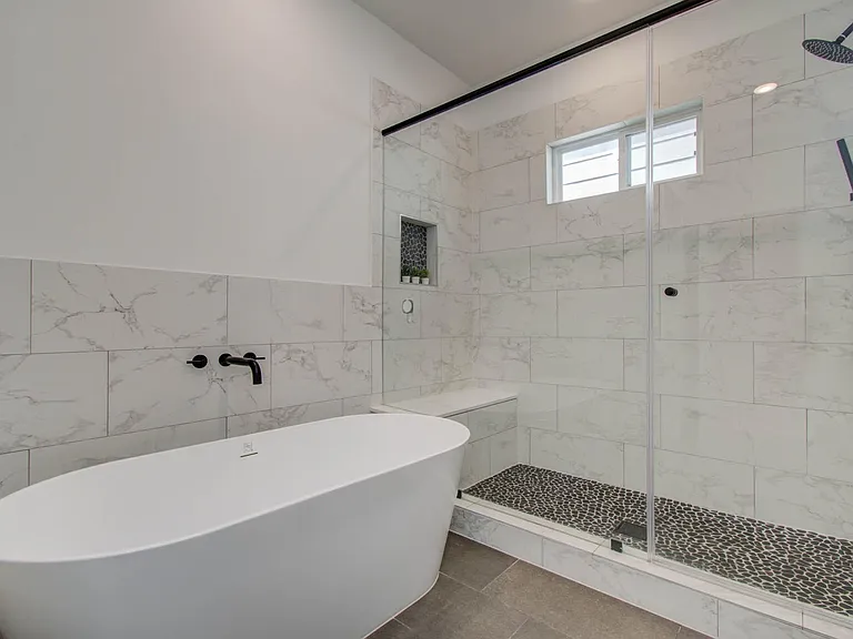 970 Highland Sound Ln — Photo 3