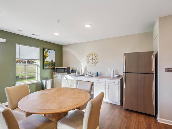 2715 Douglas Ave #405