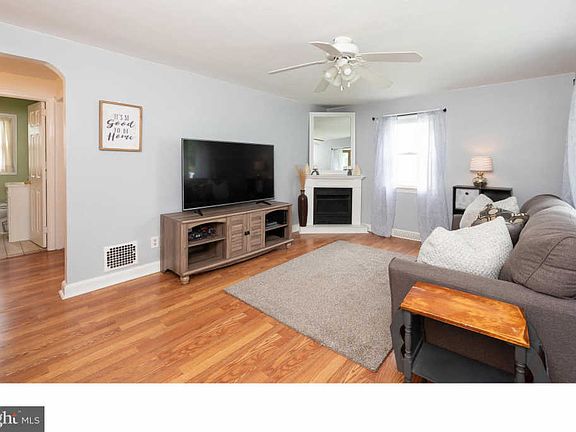 3rd image of 1513 Stirling St