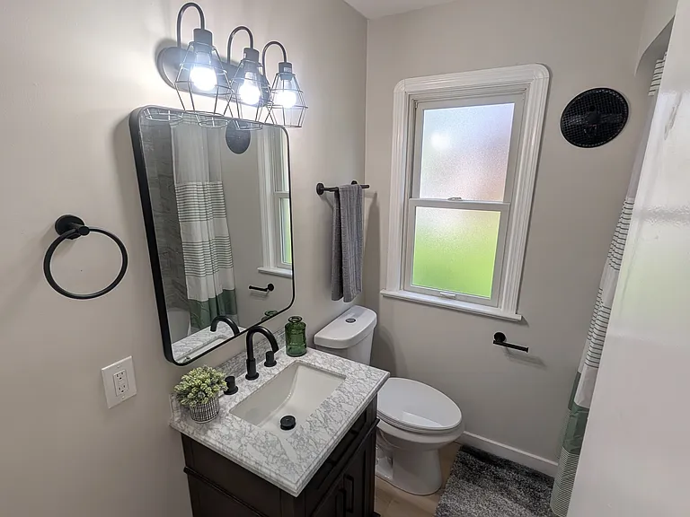 Completely renovated full bathroom on the 1st floor