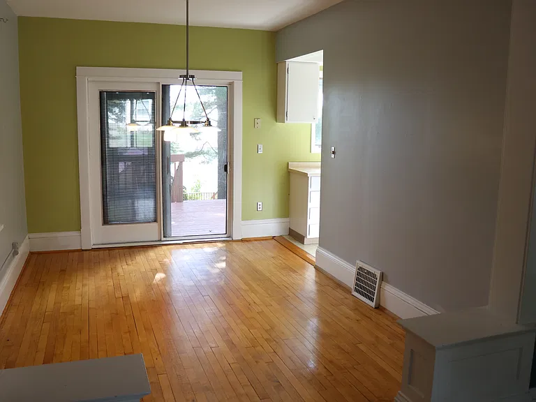 816 E 9th St — Photo 3