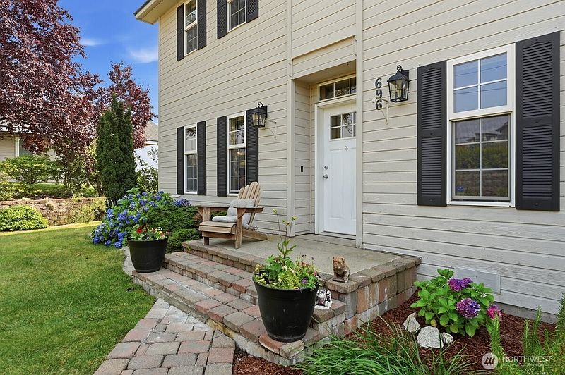 3rd image of 696 Green Avenue