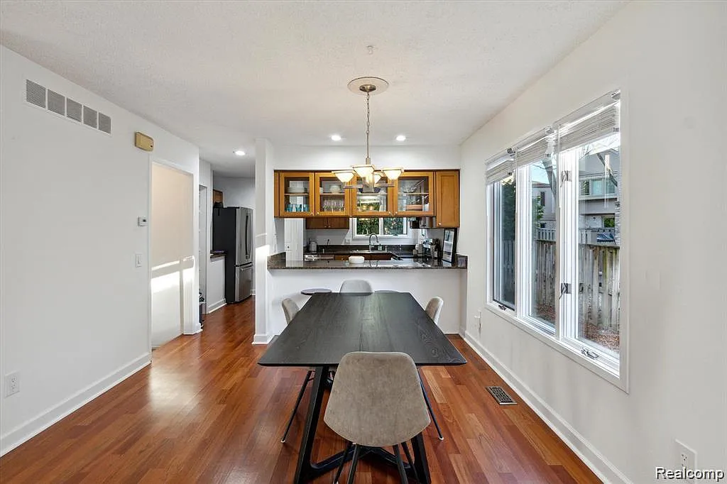 2 bed, 1.5 bath, 1385 sqft, $2,949 — Photo 4