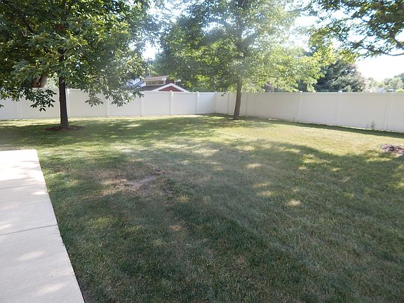 3rd image of 205 Illini Dr