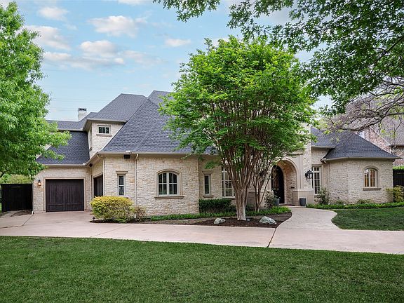 Beautiful landscaping and drive-up!