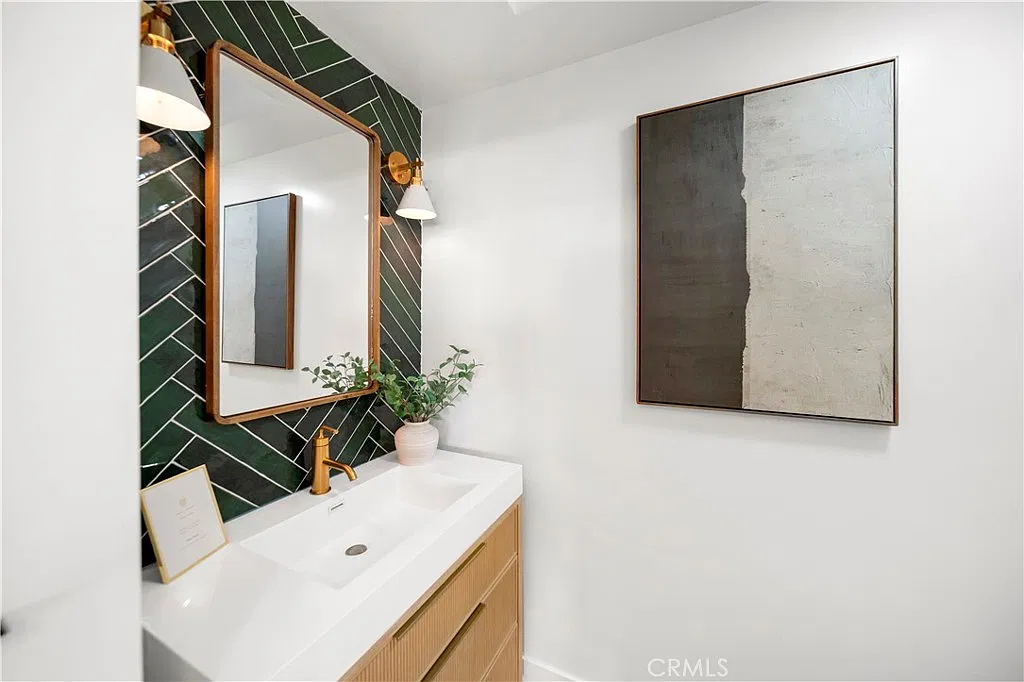 5 bed, 3.5 bath, 3332 sqft, $15,800 — Photo 3