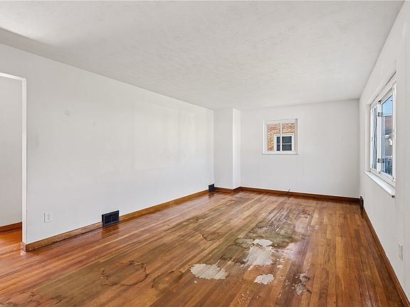 4th image of 19 Watson St