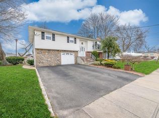608 Tompkins Ln, Lindenhurst, NY 11757