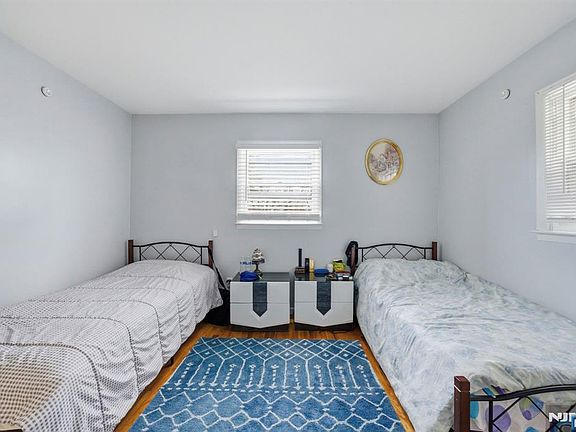 5th image of 122 Cedar St