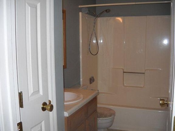 3rd image of 14 Canterbury Ct APT 19