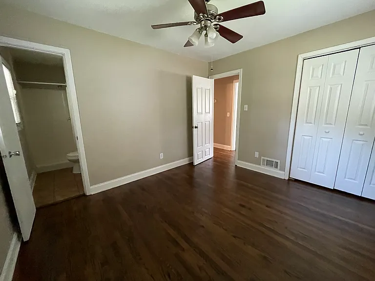 956 Seville Dr — Photo 22