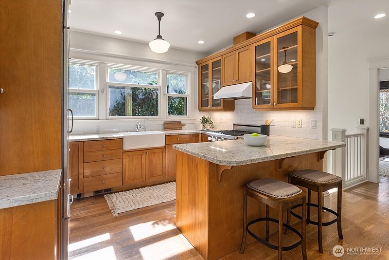 5th image of 4918 Greenwood Avenue N