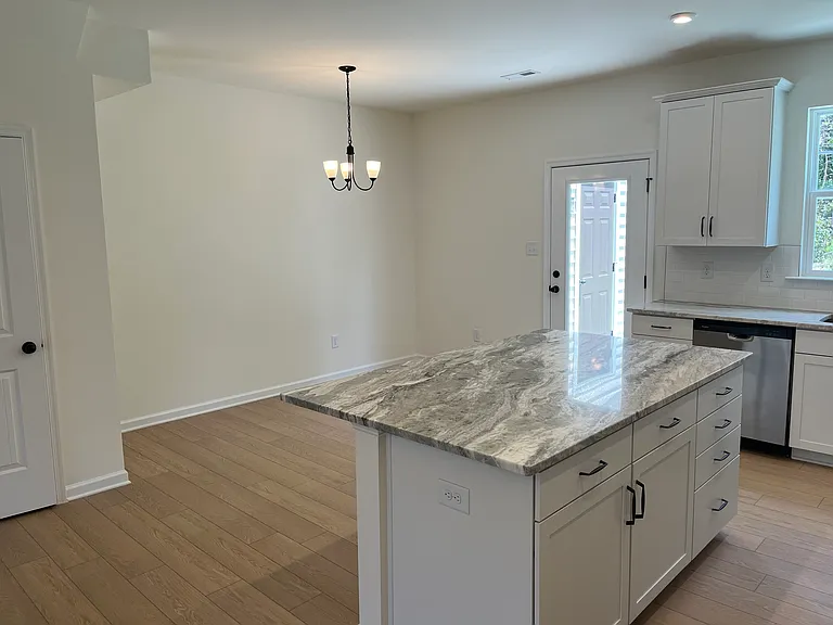 913 Scott Rd — Photo 5