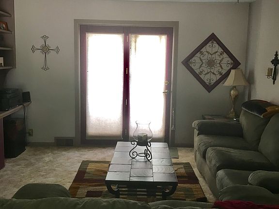 3rd image of 725 Sunset Dr