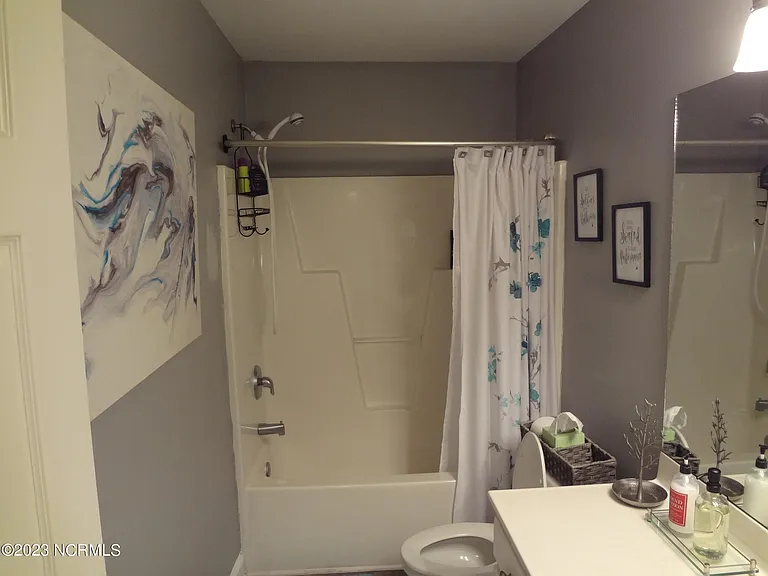 205 S Pointe Dr #B — Photo 33