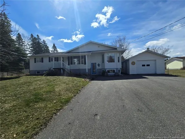 11 Suzan Dr, Bathurst, NB E2A 4Y9