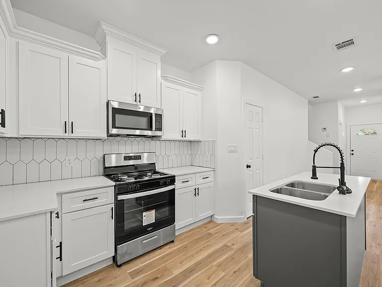 1512 W Blum St #A — Photo 15