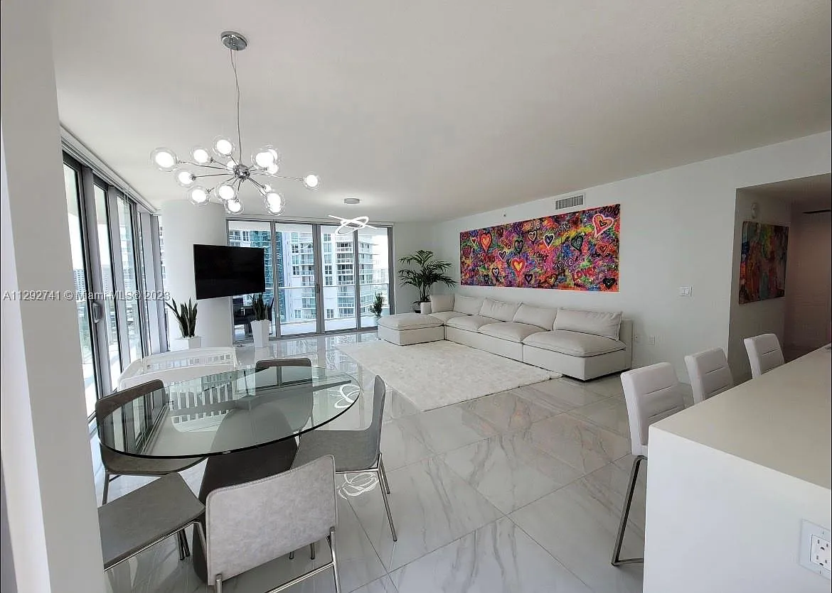 Parque Towers Condo — Photo 3