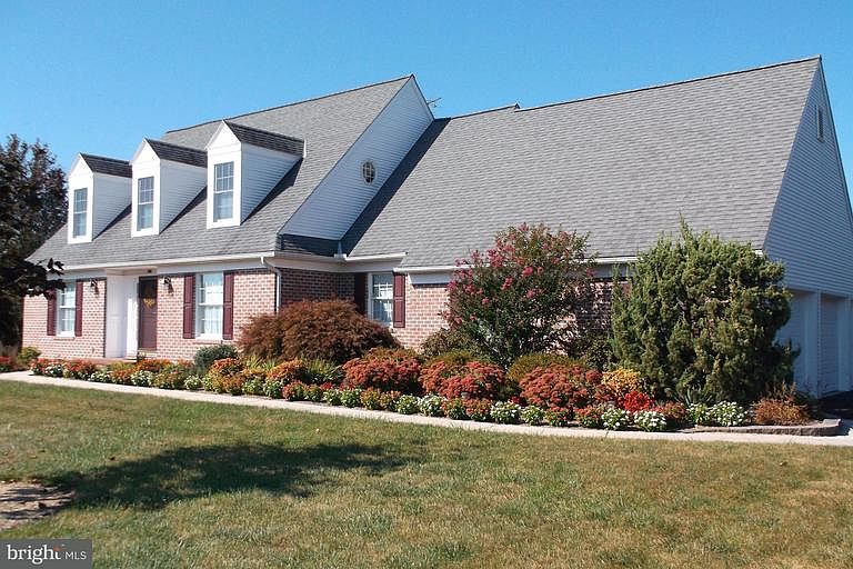 1st image of 90 Palace Dr