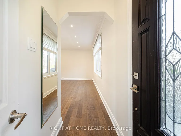 154 Martin Grove Rd — Photo 6