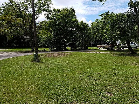Facing West Harriot Avenue 