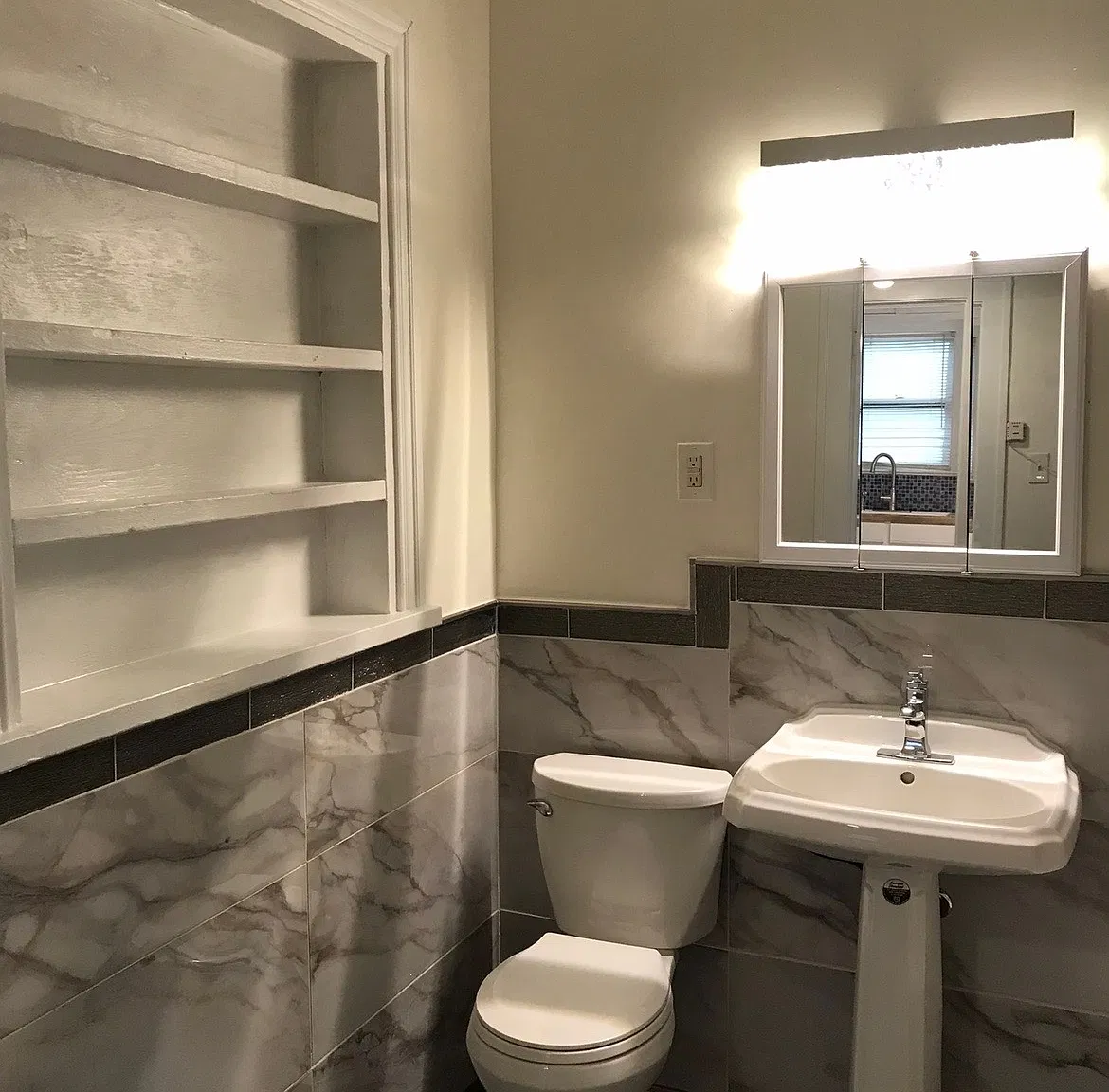 1107 W Russell Pl — Photo 3