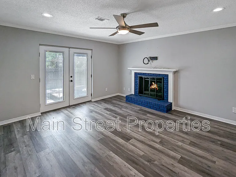 1313 Foxborough Dr — Photo 2