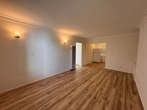 3rd image of 12000 Moorpark St #8