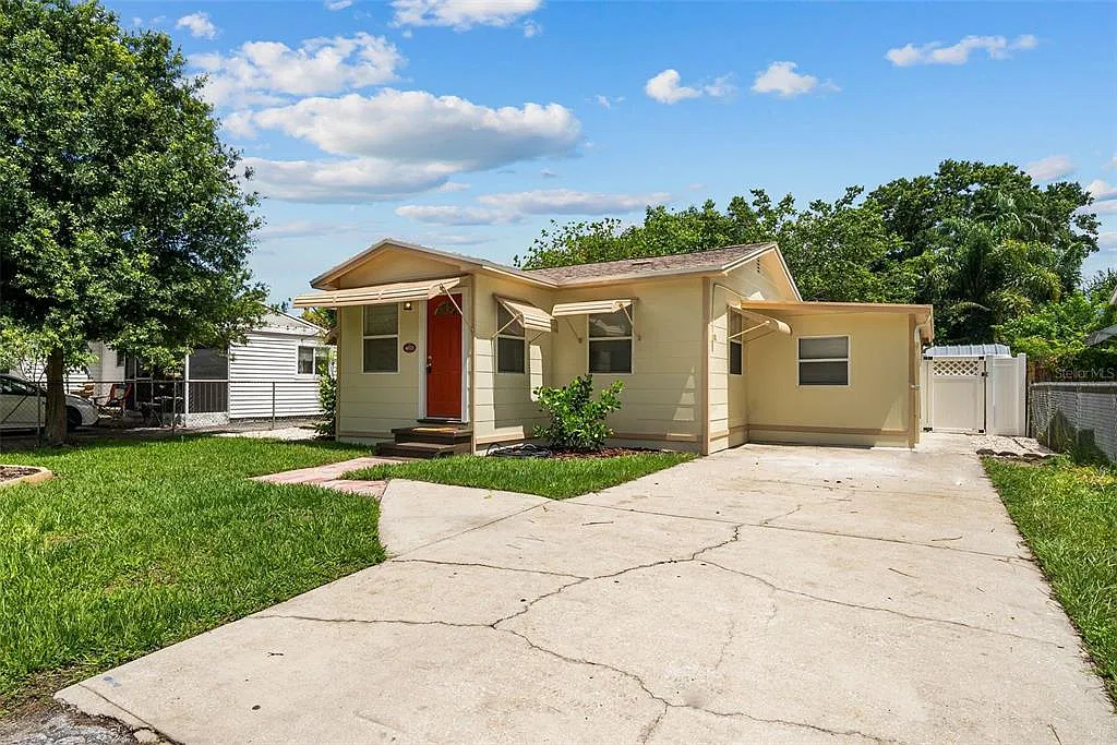 3 bed, 1.0 bath, 896 sqft, $1,995 — Photo 4